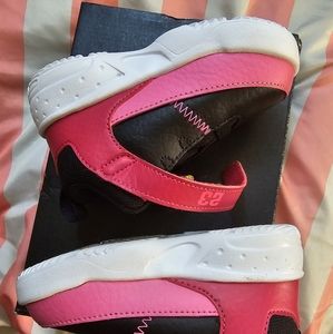 Used Girls Jordan pink and black. Sticker is still on the bottom of shoe